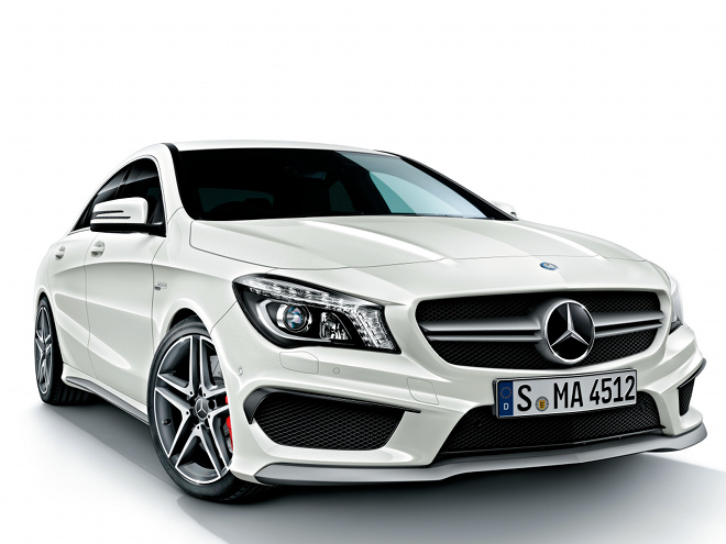AMGによるハイパフォーマンスモデル「CLA 45 AMG 4MATIC」も用意。内外装はもちろん足回りにも専用パーツを採用