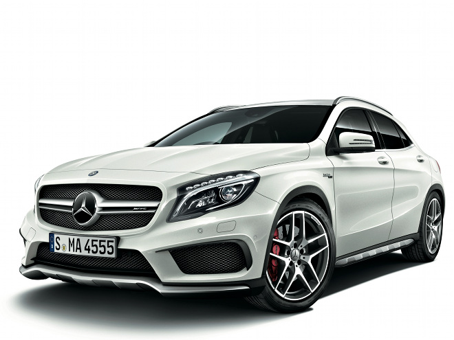AMGモデルには、専用のフロントグリルとバンパーや、赤いステッチが施されたスポーツシートなど、内外装に専用装備が与えられている
