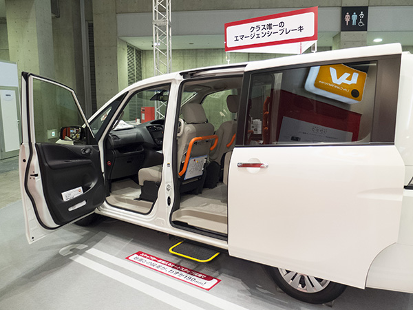 ▲日産 セレナに用意された専用のステップや手すり。足腰が弱ってきているが、回転＆昇降シートの車を買うほどでもない（あるいは抵抗を感じる）という人に人気。購入後に必要に応じて後付けできる手軽さもある