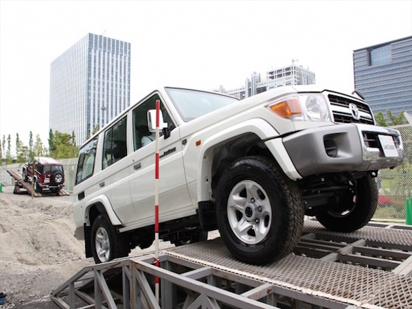 ▲インストラクターの運転による同乗試乗。あまりの激しさに仰天しても同情してもらえないので悪しからず