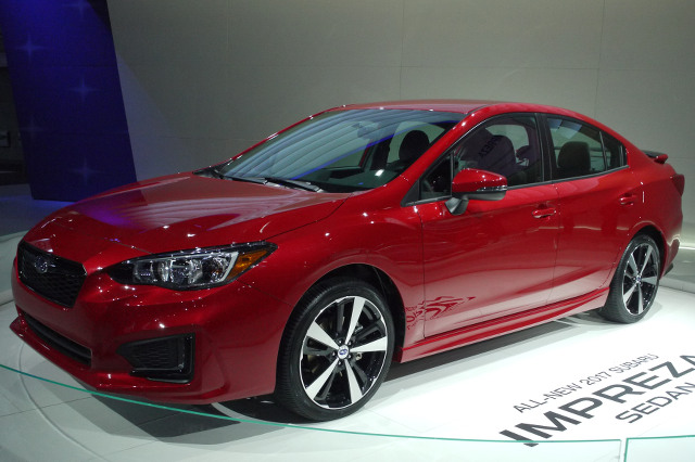 ▲こちらはインプレッサのセダン。最新プラットフォームは車体剛性の向上、高い操舵応答性を実現したという。エンジンも約80％の部品が刷新（NAエンジン）され、加速性能と燃費性能が向上される