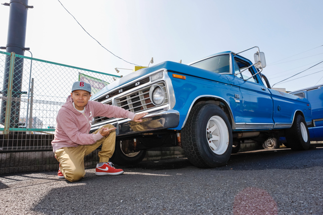 ▲なんでこんな車があるの？？ と不思議になるくらい異彩を放つフォードのピックアップ。でもこれこそがお店の色なんだよね。音楽の世界もだけど、好きなことだけやるって簡単そうでなかなかできないもの。社長の心意気と潔さを感じたコイツを本誌で紹介するよ！