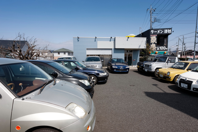 ▲一見すると普通の中古車販売店ですが、よく見るとどこにも看板がありません……
