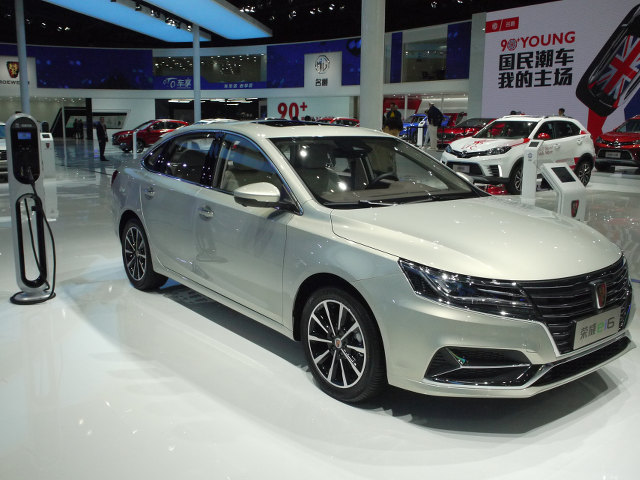 ▲上海汽車のロエベブランドによるセダンi6をベースとする、プラグインハイブリッド車がei6。上海モーターショー開催のタイミングで正式デビューされた。1Lターボエンジンに、60kwを発生するモーターが組み合わされる。EVモードで53km走れるという