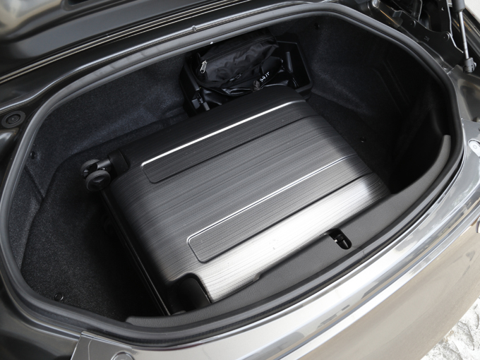 ▲ラゲージ容量はソフトトップが130Lなのに対し、RFもほとんど変わらぬ127L（機内持ち込みサイズのトランク2個収納）