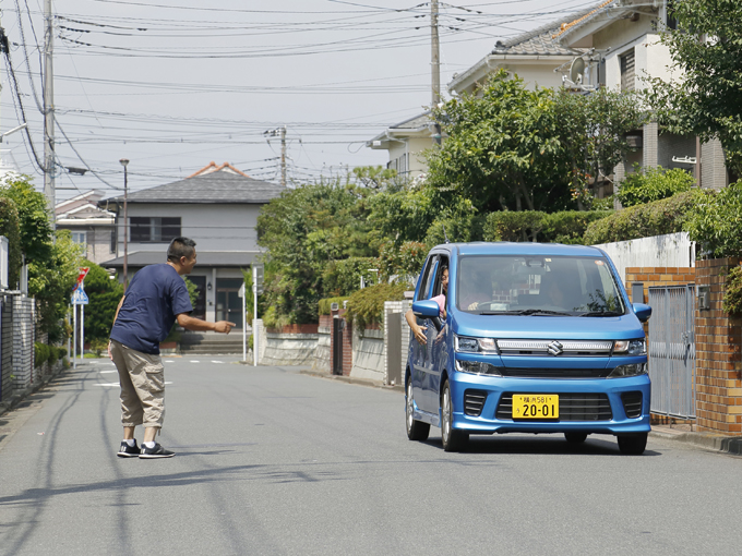 ▲日本の風景にしっくりと馴染むスズキ ワゴンR。家の近くを走っていると「おっ、新車買ったね」とご近所さんに話しかけられる……なんてシチュエーションも容易に想像できる