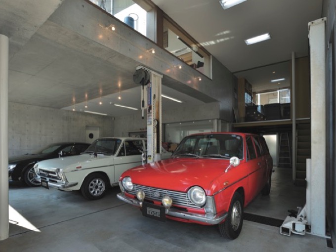 ▲仕事場でもあるビルトインガレージ。そこは、愛車の格納場所であり仲間との語らいの場であり家族とのつながりも大切にするための複数の動線で結ばれていた