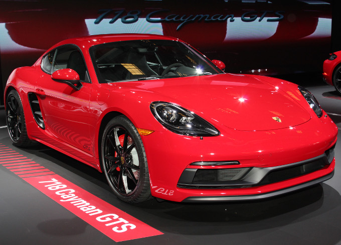 ▲ポルシェは、ハイパフォーマンスモデルを多数展示。こちらは「718ケイマン GTS」だ。最高出力は、ノーマルモデル比＋15psの360psを発生。フロントバンパーやブラック仕上げのヘッドライト、スポーツエグゾーストなど、各部に専用装備を採用
