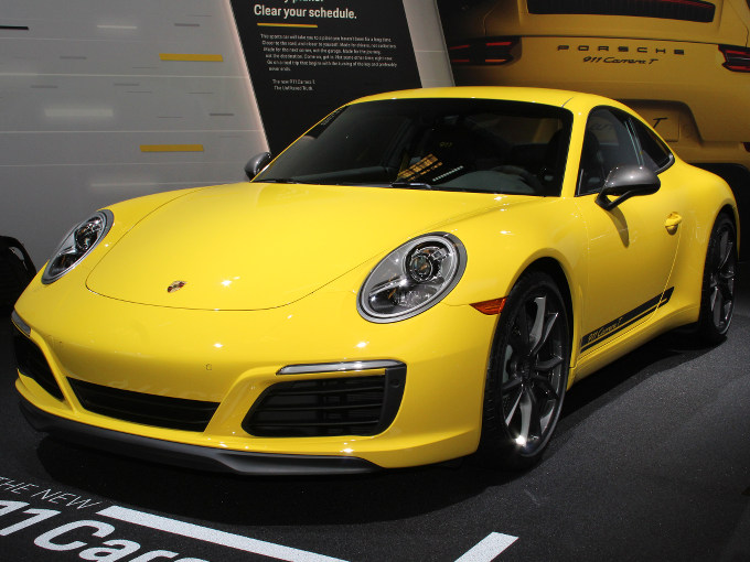 ▲ポルシェ911の軽量版にあたる「911カレラT」。1968年にデビューした911Tをほうふつとさせるモデル。911カレラTは、リアウインドウとリアサイドウインドウを軽量ガラスに変更。吸音材を大幅に削減させるなどし、ノーマルモデル比-20kgの軽量化が果たされた