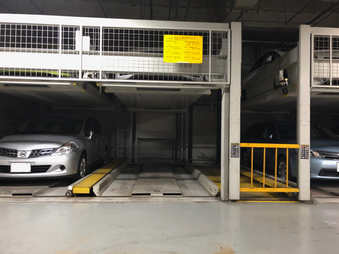 ▲機械式駐車場に入る車のサイズはかなり限定的。5ナンバーサイズでもトールワゴンだと頭がつかえる。軽でもジムニーはNG！