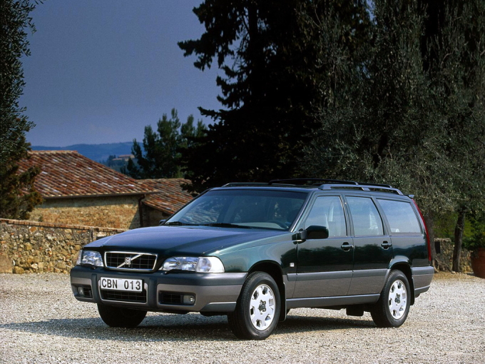 ▲V70をベースに、フロントの車高を25mm、リアを35mm高くしたのがXCというモデル。ベース車との違いは他に、フロントグリルやバンパー、ツートーンのカラーリング、リアのダンパーにレベルコントロールが付いていたりなど