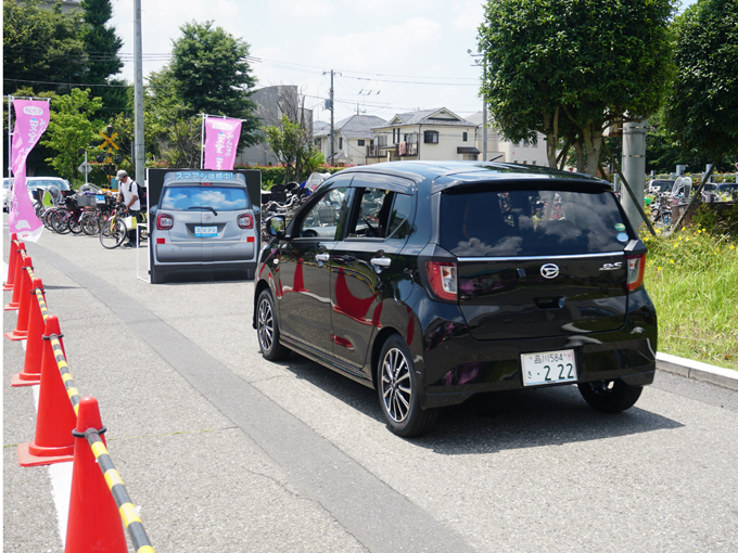 ▲日通自動車学校でフリマーケットと共にダイハツのスマートアシスト体験会が行われていました！
