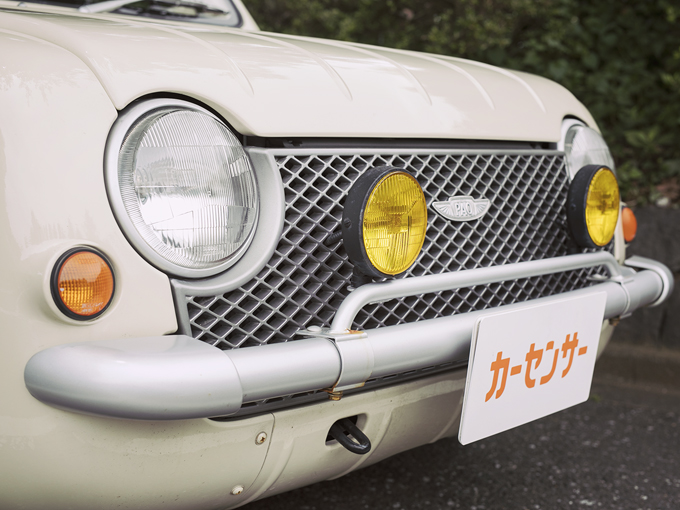 ▲イカつい顔の車が多いなか、丸目で優しいパオはとても新鮮。加藤さんは古い欧州車にならって、シビエのフォグランプを後付けしている。ボディカラーは写真のアイボリーをはじめ、4色のペールトーンが設定されていた
