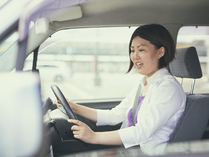 ▲様々な土地で自動車通勤をしているおかげで、「だいぶこなれてきました」と運転には自信あり。同じ車種に長く乗っていることも、運転の安心感につながっている