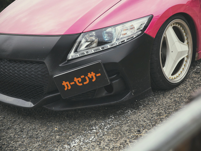 ▲フロントバンパーもピンクにすべく現在オーダー中。黒いバンパーはそれができあがるまでの仮のもの