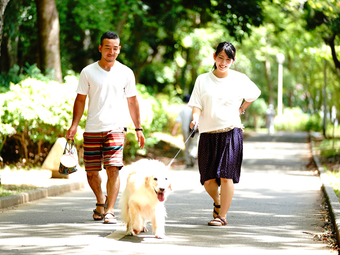 ▲休みの日はそろって散歩へ。家族だんらんの時間だ