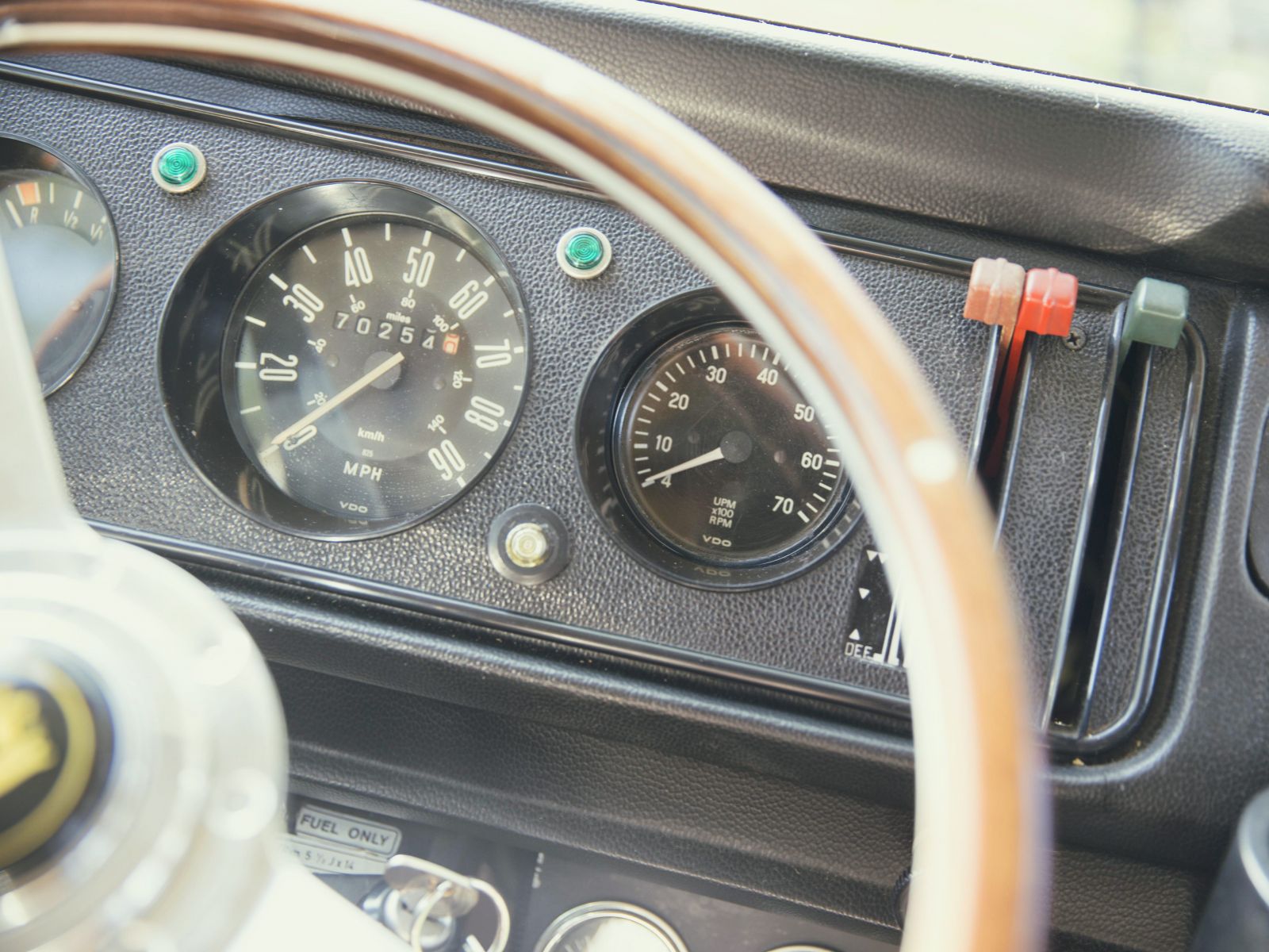 ▲シンプルな運転席まわり。奥さまも運転しやすいよう、AT車に絞って探した
