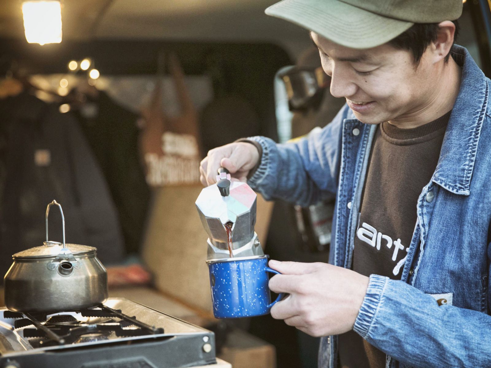 ▲整備の合間にコーヒーを入れてブレイク。フルーティーなものを少しぬるめで淹れるのが青木さん流