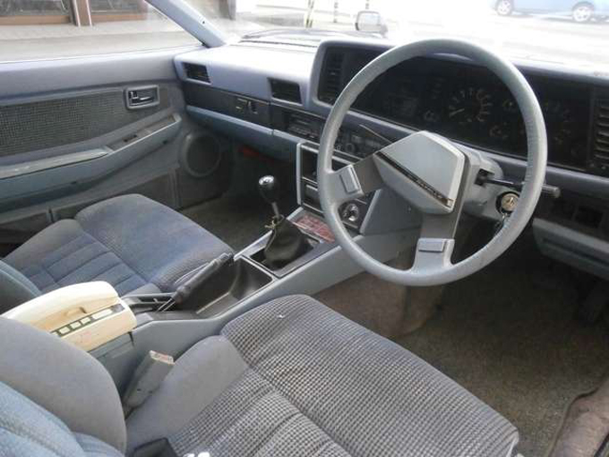 ▲旧車感漂うインテリア。シフトノブ部分に近づいてみると……