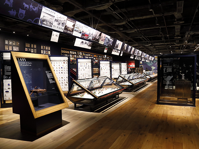 ▲写真左手前に展示されているのはレオナル・ド・ダビンチが残した図面から作成された“自走車”の模型。ゼンマイ動力で走る