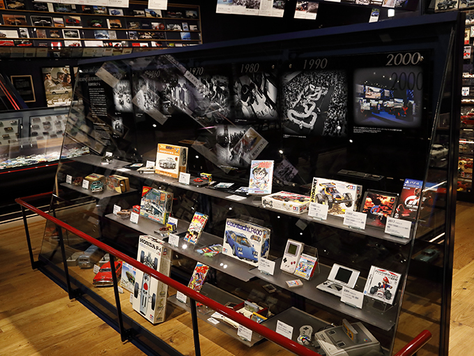 ▲世界初のダイキャスト製ミニカーや世界初のラジコンカー、ミニ四駆、ゲームボーイやニンテンドーDSなどが、歴史順に並べられている。「あー作った！」「これで夜遅くまで遊んでた！」なんて感慨に浸れるコーナーだ