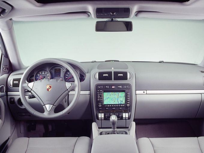 ▲ちなみに初代ポルシェ カイエンのインテリアはおおむねこのような感じ。同世代のポルシェ911にも通じるこの世界観を手に入れてみたいという気持ちはわかるが