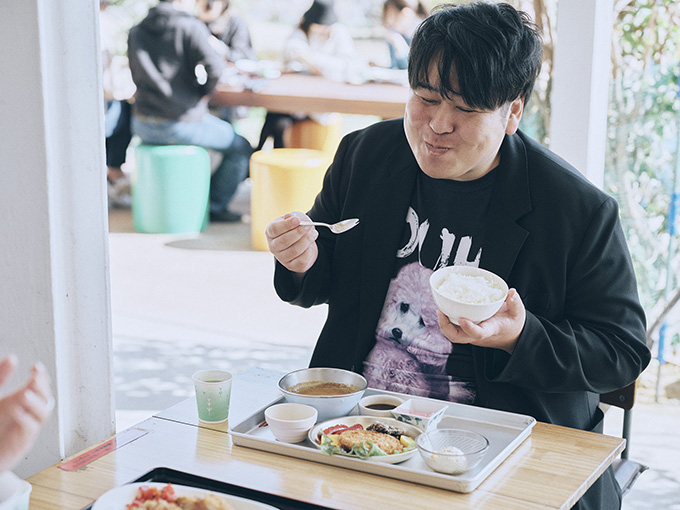 保田小給食を食べる、ぁみ