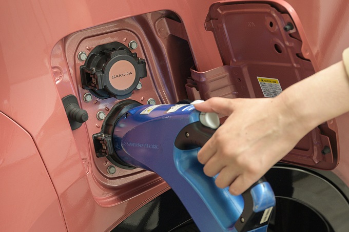 電気自動車 EV サクラ 充電口