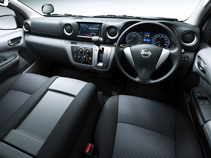  日産NV350キャラバンワゴン（初代）